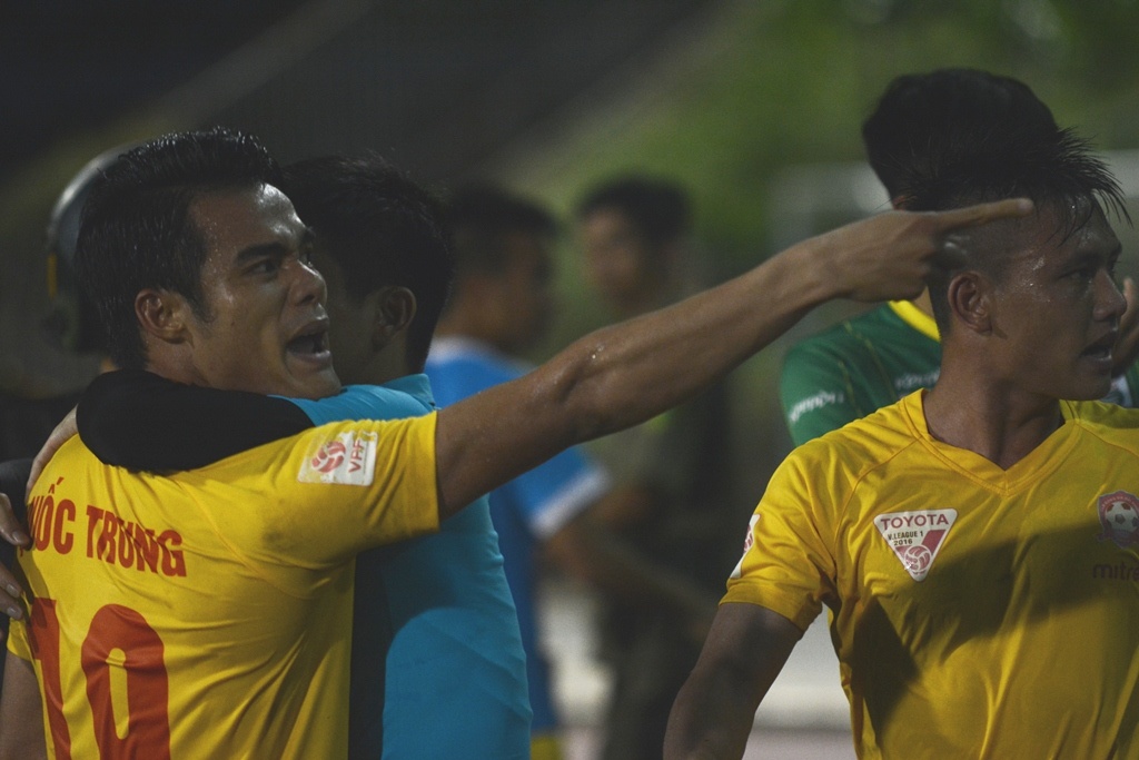 Cau thu Hai Phong danh nhau anh 3