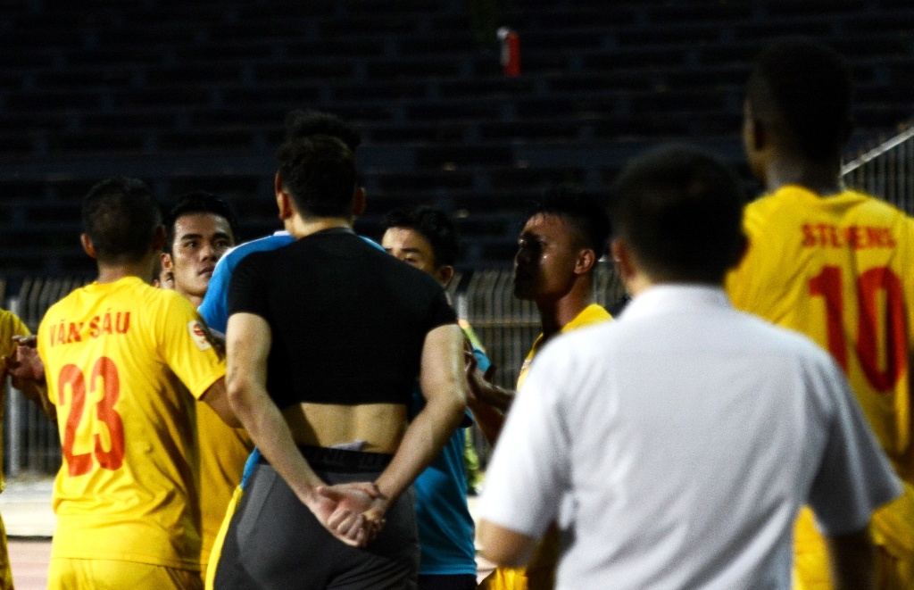 Cau thu Hai Phong danh nhau anh 1