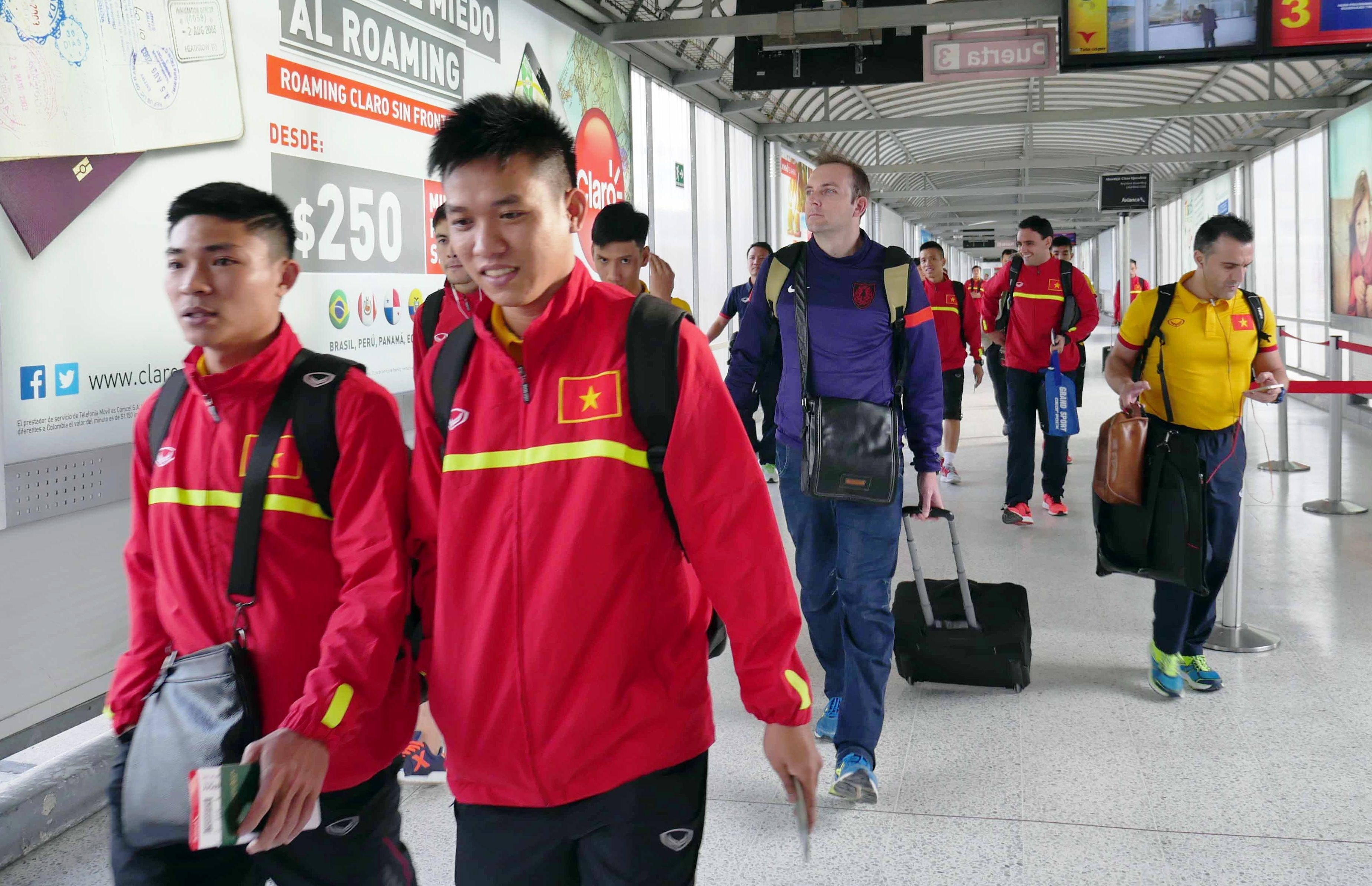 Tuyen futsal Viet Nam di chuyen den noi moi de gap Italy hinh anh