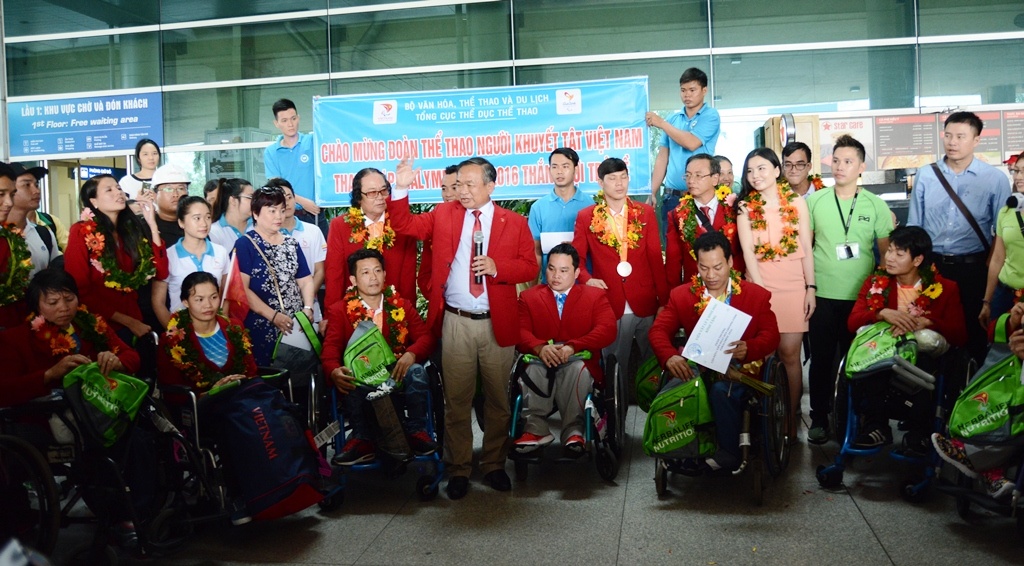 Le Van Cong tro ve anh 6