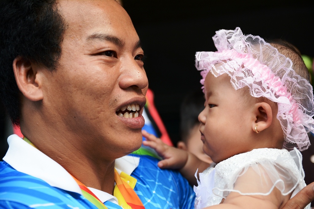 Le Van Cong om chat con trong ngay tro ve hinh anh