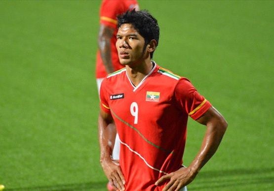 Doi thu cua tuyen Viet Nam duoi 2 tru cot ve nuoc hinh anh