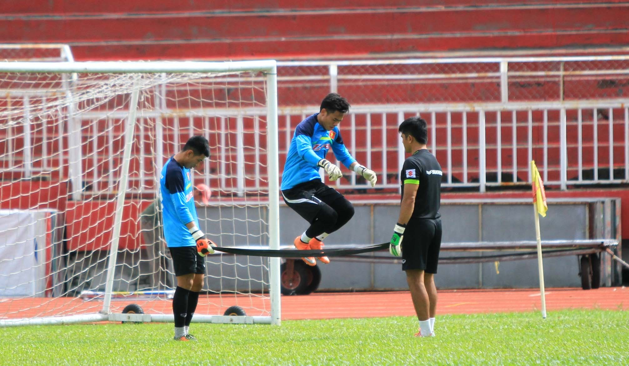 Tuyen Viet Nam tap sang 30/10 anh 4