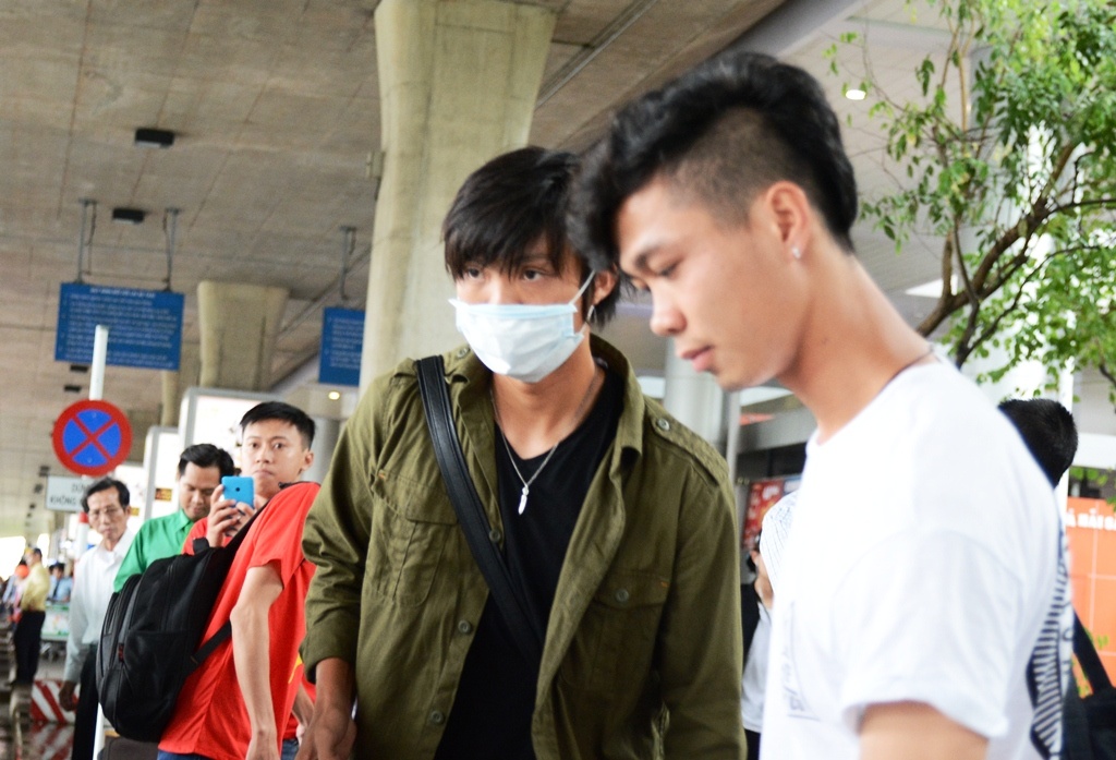 Tuan Anh deo khau trang ve hoi quan cung tuyen Viet Nam hinh anh