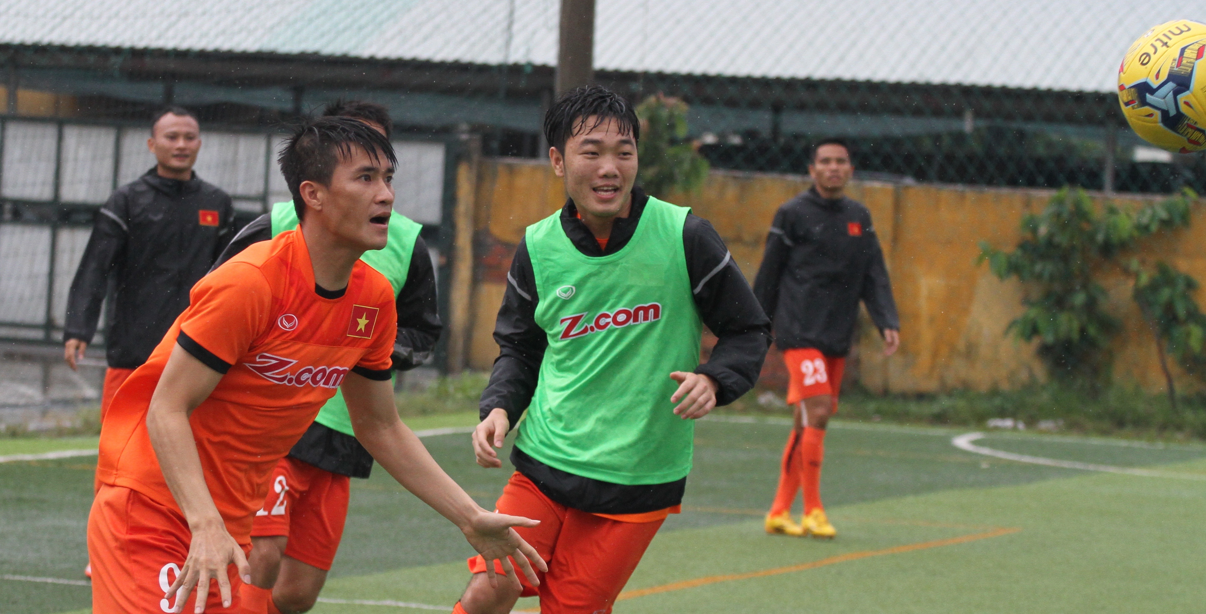 Xuan Truong tap bong nem duoi mua cung tuyen Viet Nam hinh anh