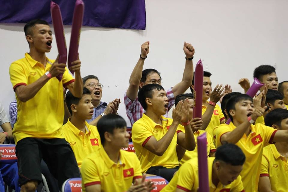 Tuyen futsal Viet Nam hao hung di xem bong ro hinh anh