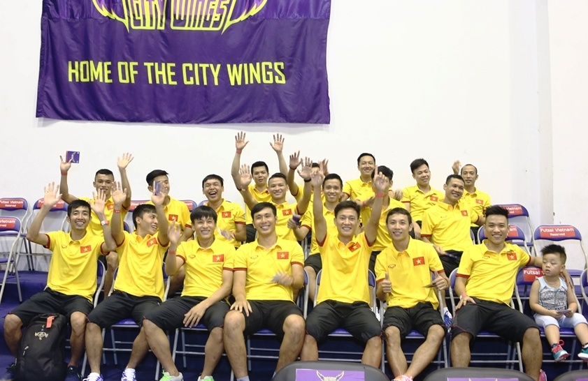 Tuyen futsal Viet Nam di xem bong ro anh 1