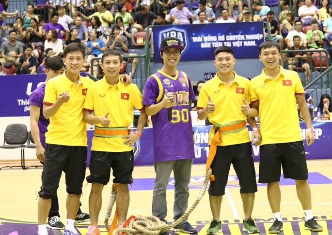 Tuyen futsal Viet Nam di xem bong ro anh 2