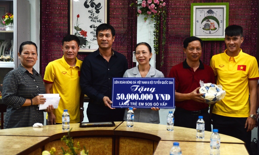 Tuyen Viet Nam tham lang tre SOS anh 7