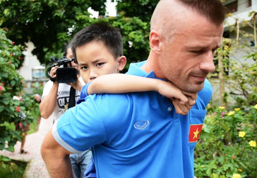 Tuyen Viet Nam tham lang tre SOS anh 6