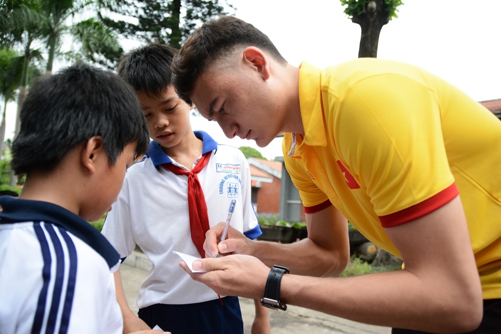 Tuyen thu Viet Nam moi tay ky tang fan o lang tre SOS hinh anh