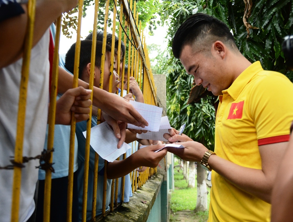 Tre em lang SOS xin chu ky tuyen thu Viet Nam qua hang rao hinh anh