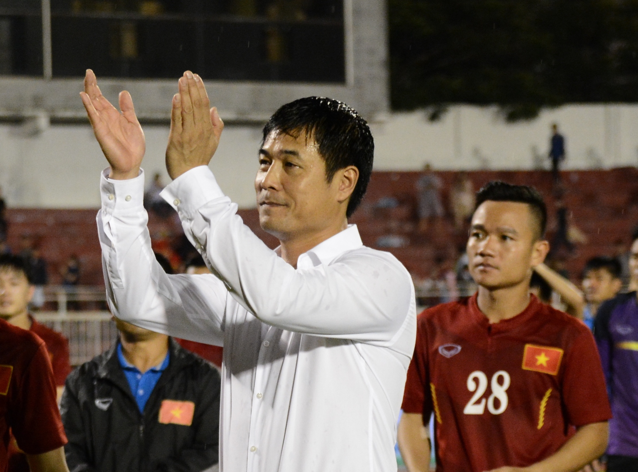 HLV Huu Thang: 'Toi va cau thu song phang, ton trong nhau' hinh anh