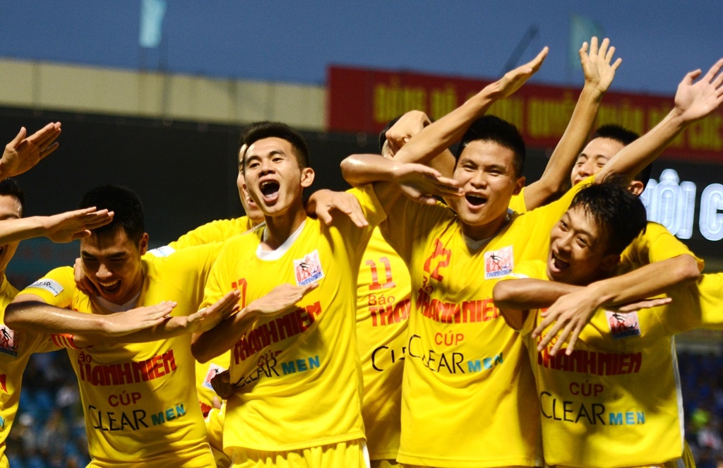 Cau thu U21 Ha Noi T&T an mung nhu Paul Pogba hinh anh