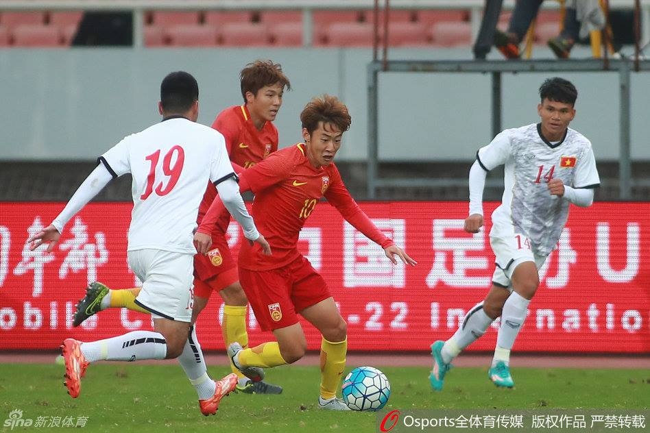 Hoang Thanh Tung lap sieu pham giup U22 Viet Nam hoa U22 Trung Quoc hinh anh