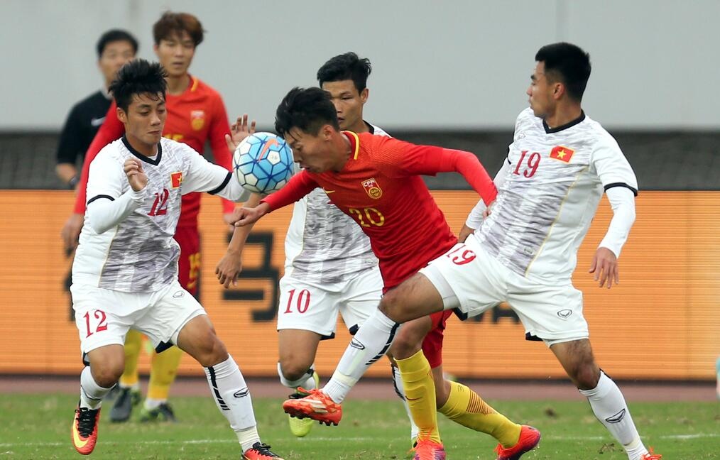 U22 Viet Nam khien Trung Quoc suyt om han tren san nha hinh anh