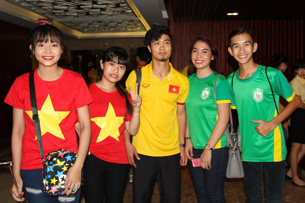 Người hâm mộ Cần Thơ đón ĐTVN ảnh 6 Nguoi ham mo Can Tho don DTVN anh 6