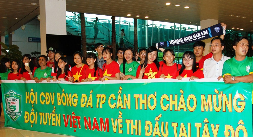 Người hâm mộ Cần Thơ đón ĐTVN ảnh 1 Nguoi ham mo Can Tho don DTVN anh 1