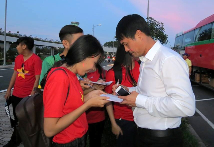 Người hâm mộ Cần Thơ đón ĐTVN ảnh 4 Nguoi ham mo Can Tho don DTVN anh 4