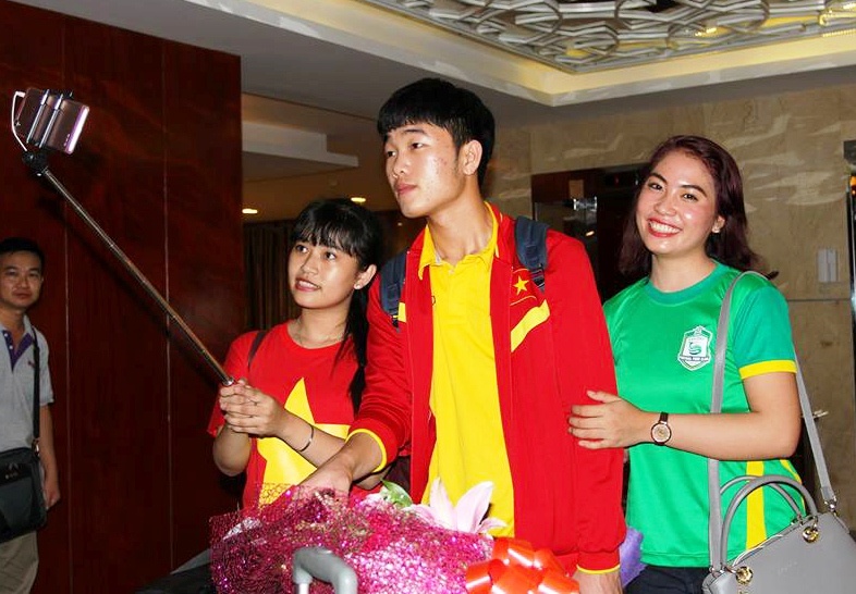 Người hâm mộ Cần Thơ đón ĐTVN ảnh 8 Nguoi ham mo Can Tho don DTVN anh 8