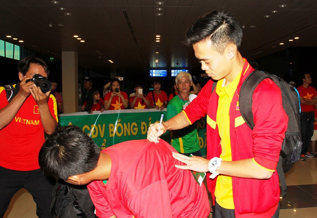 Người hâm mộ Cần Thơ đón ĐTVN ảnh 3 Nguoi ham mo Can Tho don DTVN anh 3