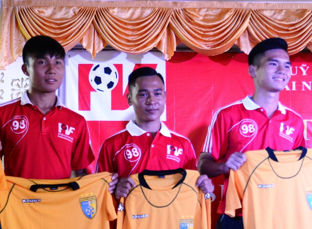 Tru cot U19 Viet Nam dau quan cho Ha Noi T&T, SHB Da Nang hinh anh