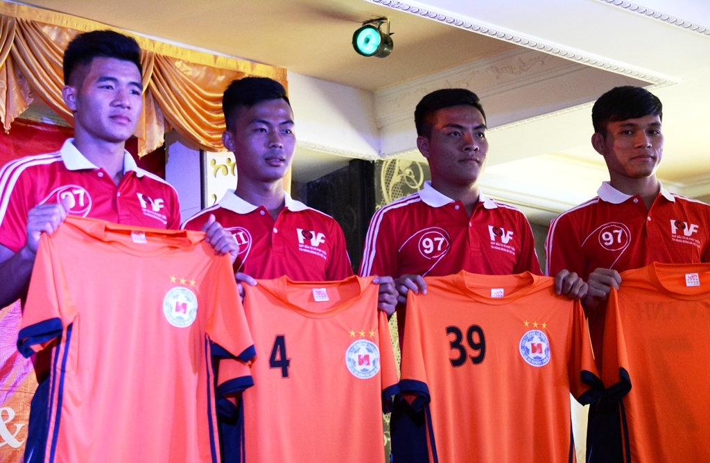 Cau thu PVF khoac ao Ha Noi T&T anh 1