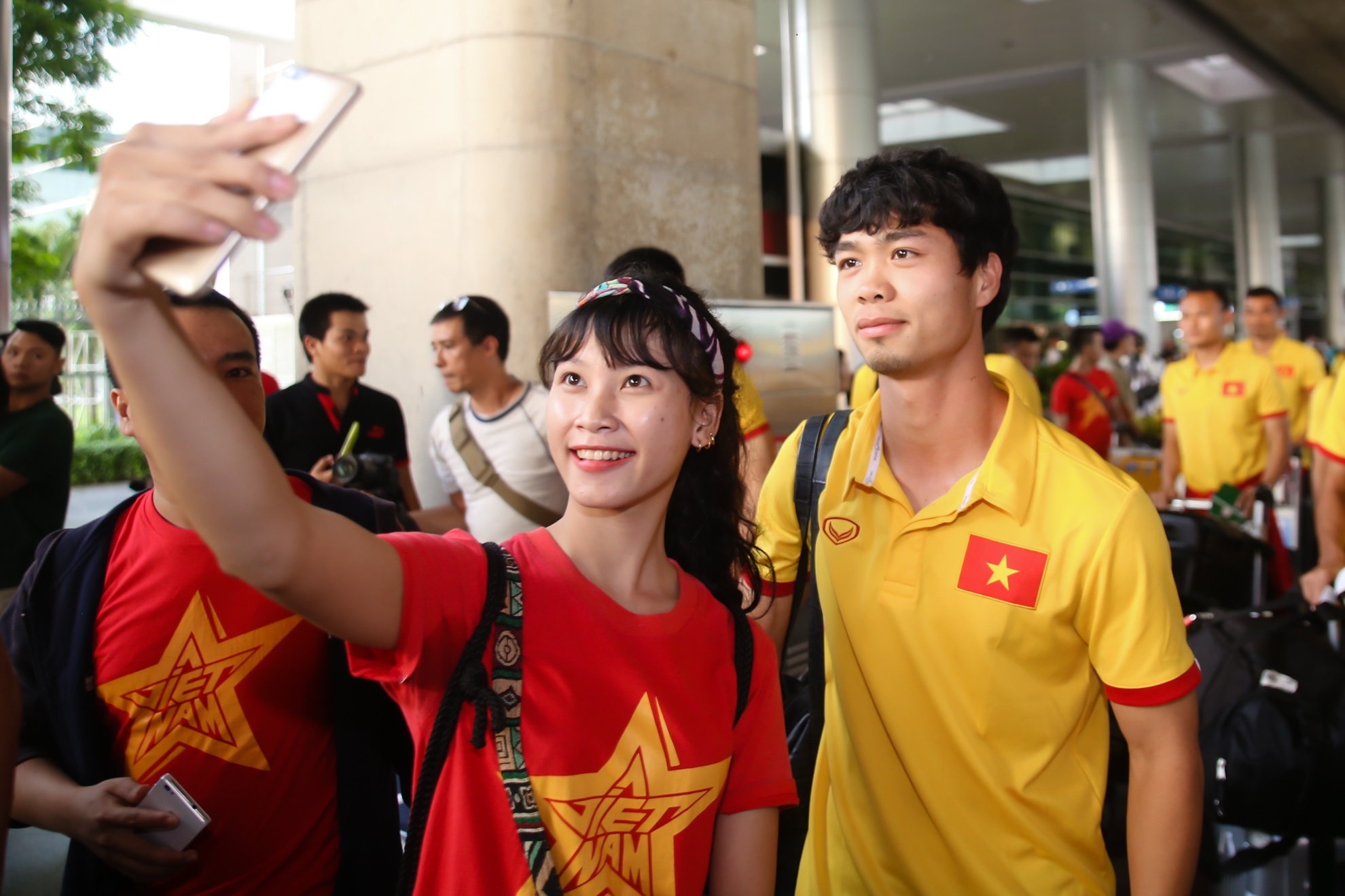 Fan nu hao hung don Cong Phuong tro ve cung tuyen Viet Nam hinh anh