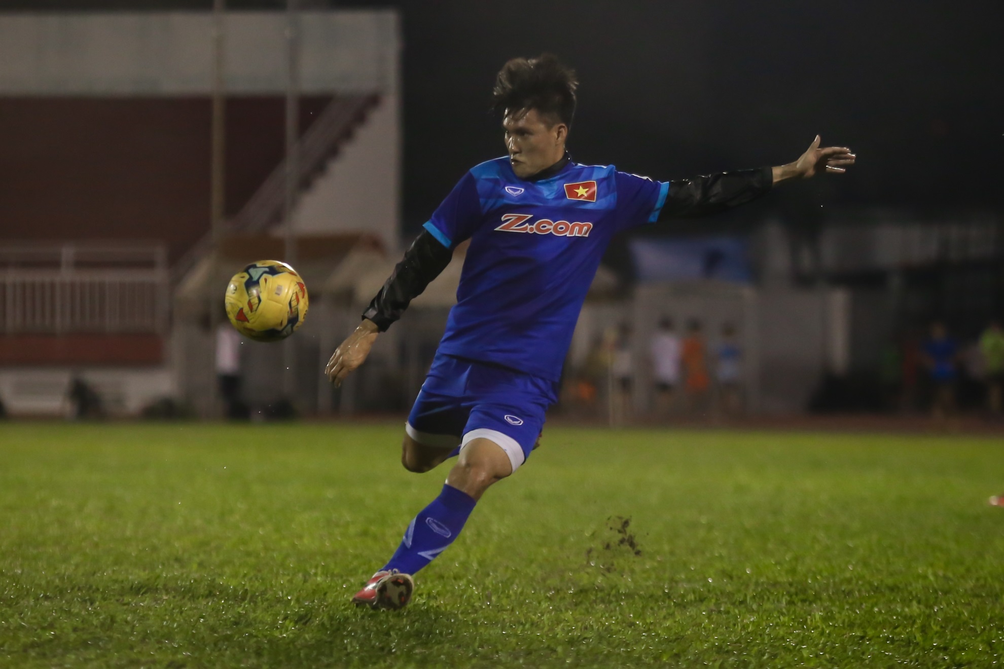 Tuyen Viet Nam tap chieu 28/11 anh 2