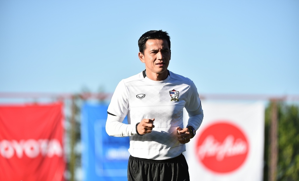 HLV Kiatisak canh giac truoc Myanmar hinh anh