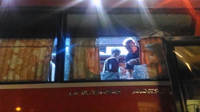 Xe cho tuyen Indonesia bi tan cong anh 1