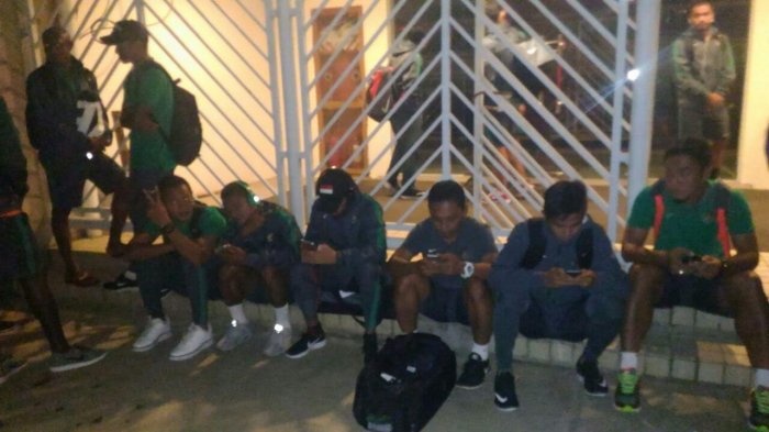 Xe cho tuyen Indonesia bi tan cong anh 3