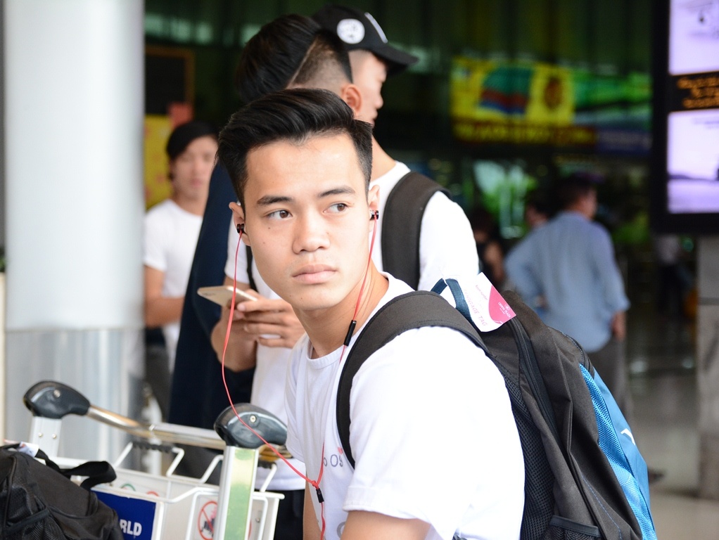 U21 Hoang Anh Gia Lai 'va vat' o san bay vi xe don tre hinh anh