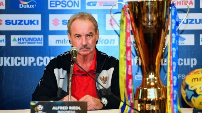 HLV Riedl de ngo tuong lai sau AFF Cup hinh anh