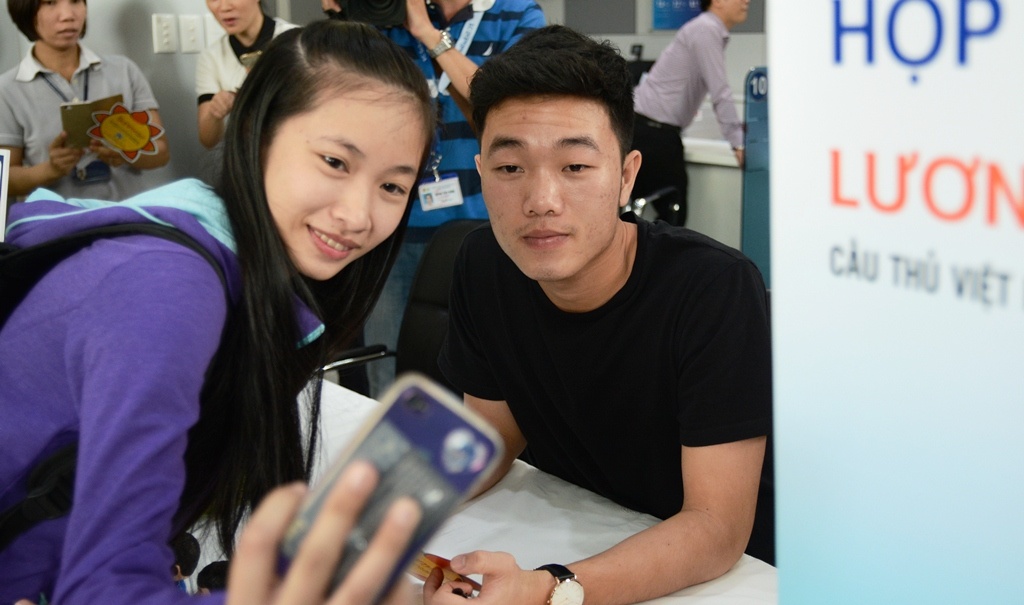 Xuan Truong bi fan nu vay kin anh 2