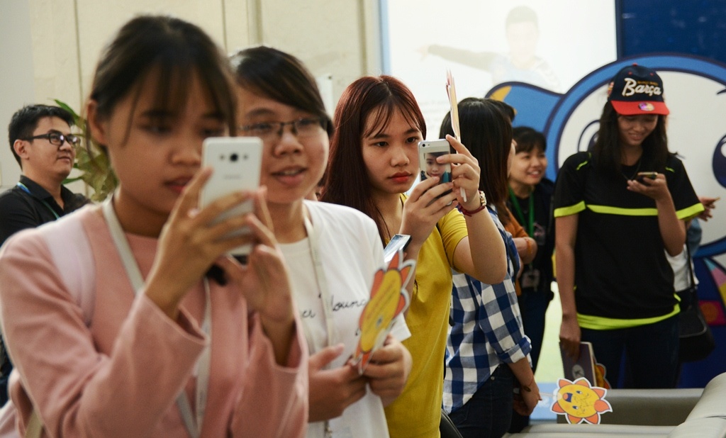 Xuan Truong bi fan nu vay kin anh 1