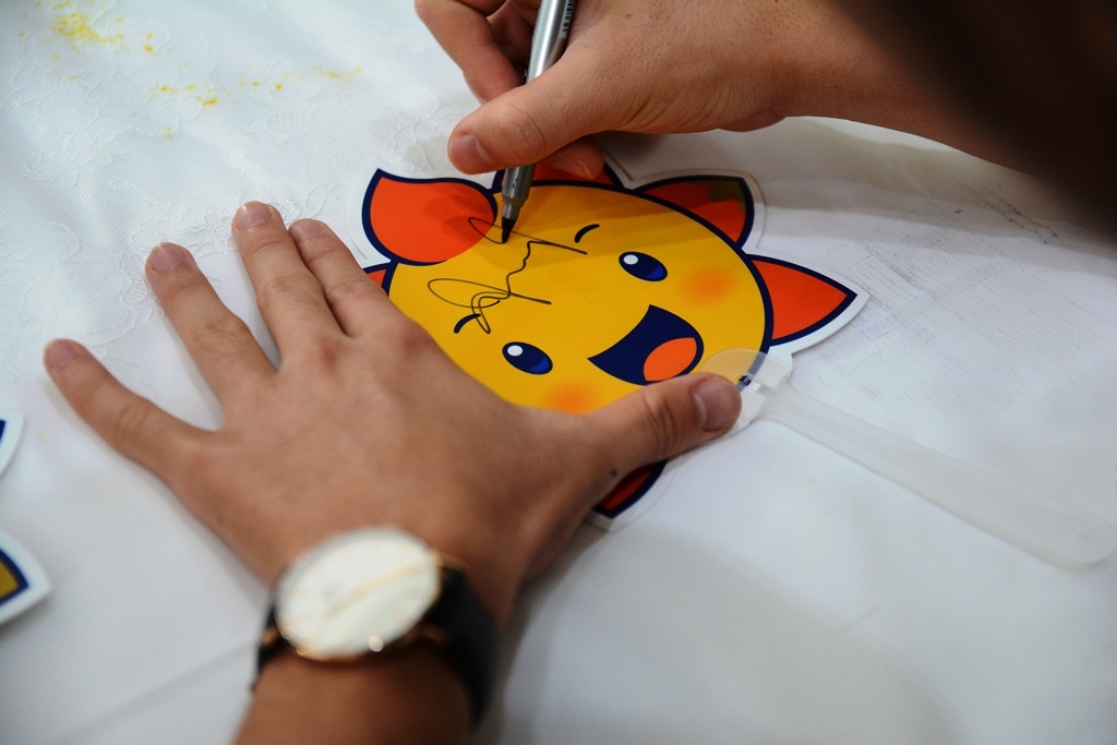 Xuan Truong bi fan nu vay kin anh 4