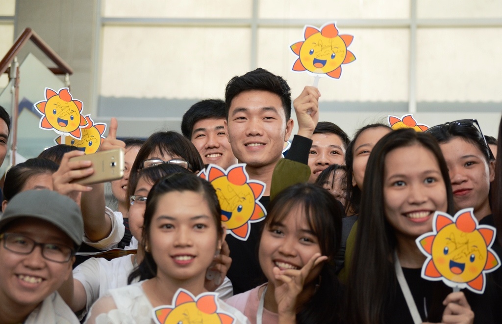 Xuan Truong bi fan nu vay kin anh 7