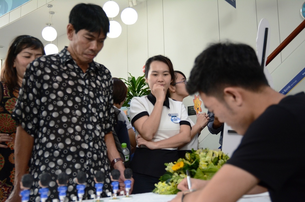 Xuan Truong bi fan nu vay kin anh 5