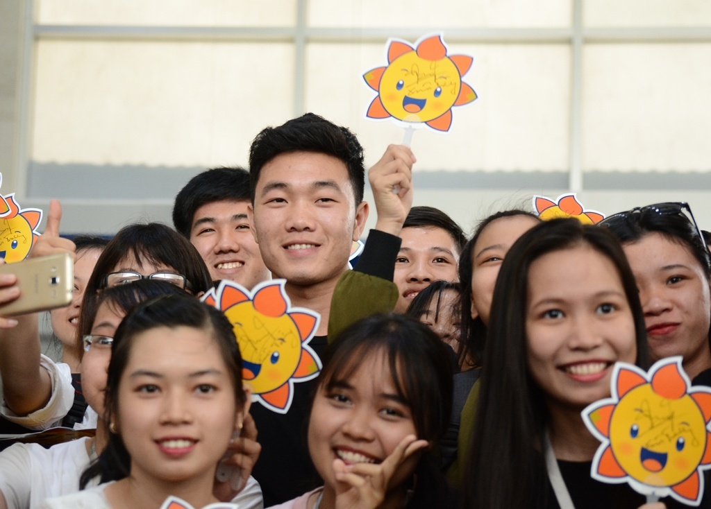 Fan nu bua vay xin chu ky Xuan Truong hinh anh