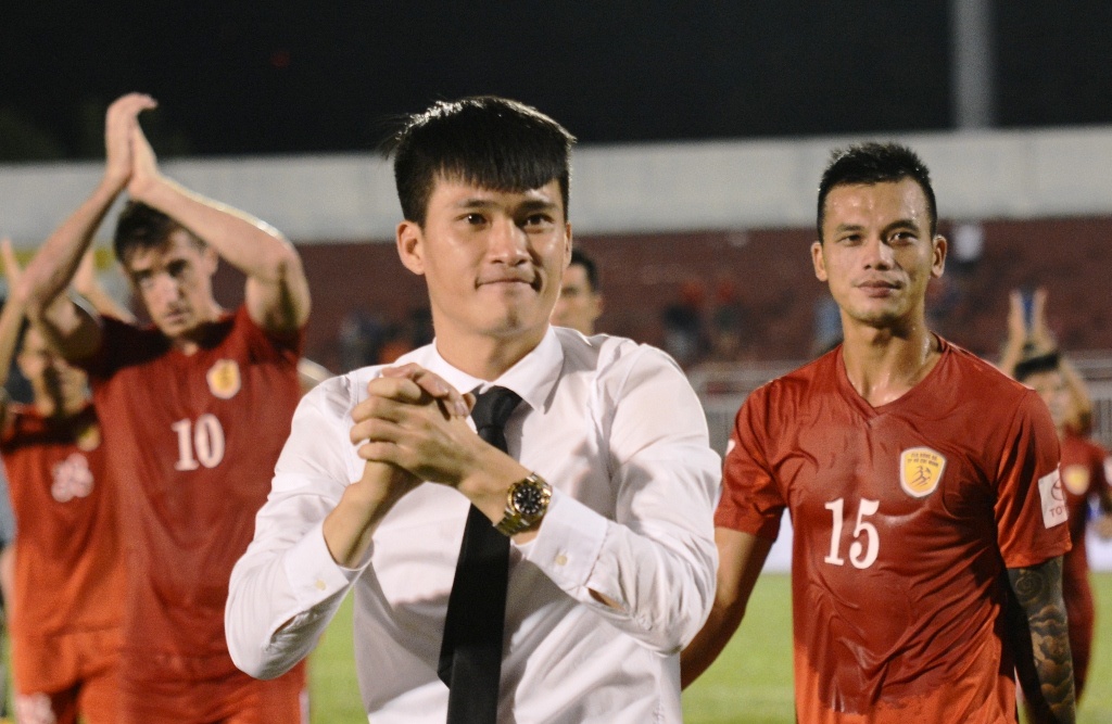 Cong Vinh chia vui cung cau thu TP.HCM anh 1