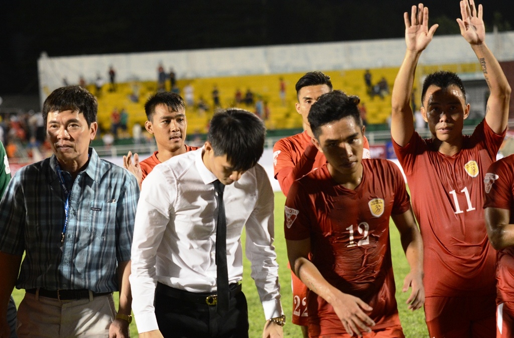 Cong Vinh chia vui cung cau thu TP.HCM anh 2