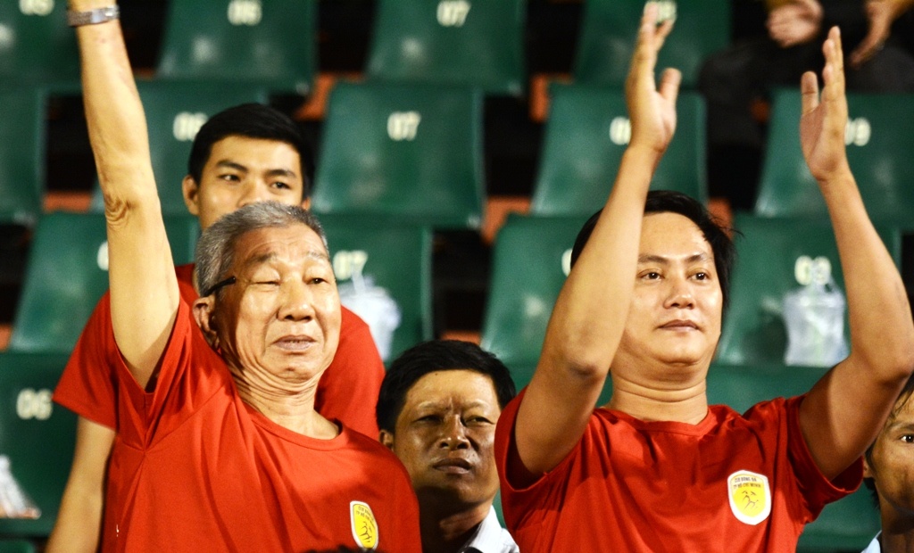 Cong Vinh chia vui cung cau thu TP.HCM anh 4