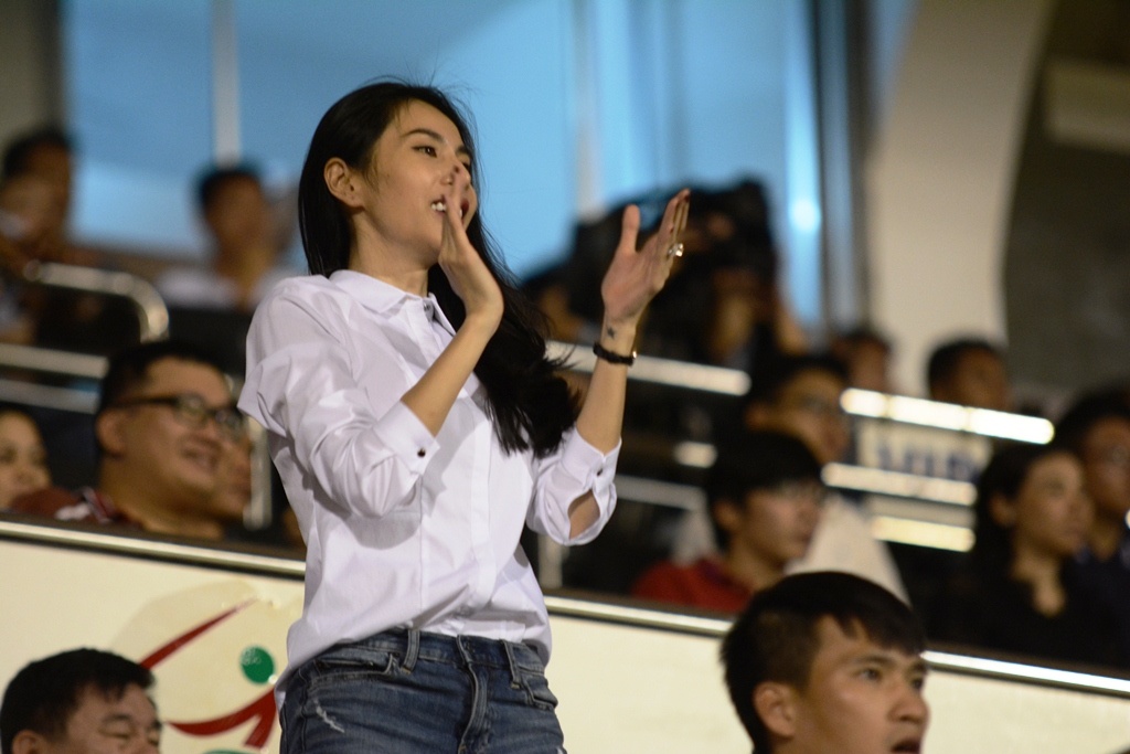 Cong Vinh chia vui cung cau thu TP.HCM anh 5