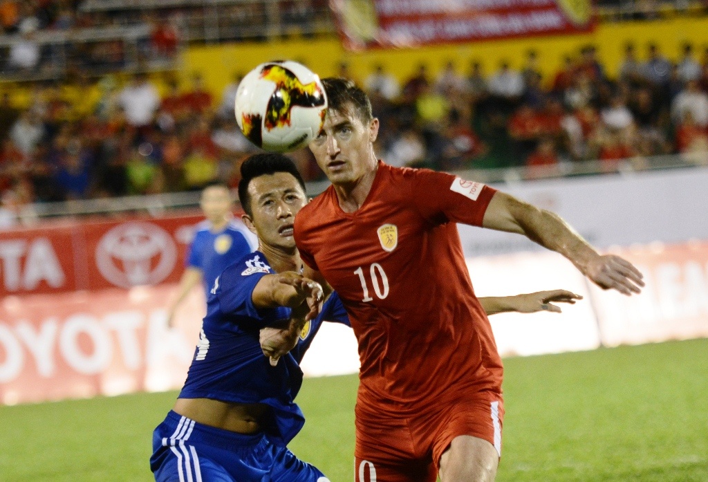 Cong Vinh chia vui cung cau thu TP.HCM anh 7