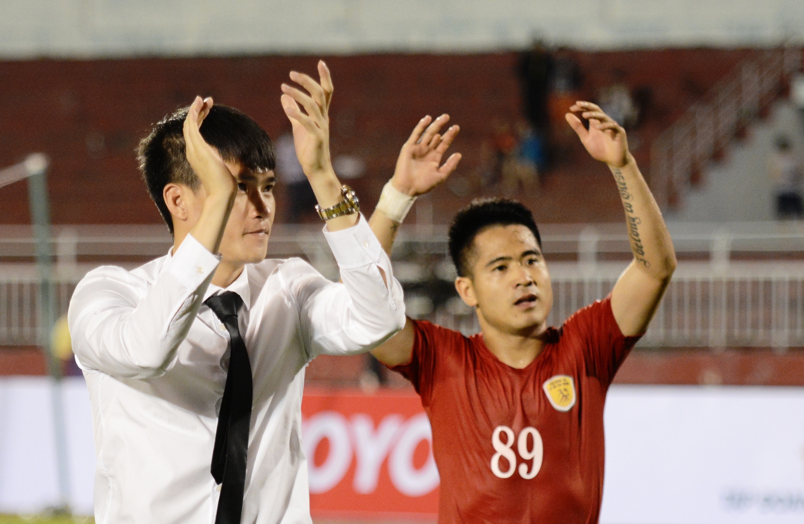 Quyen chu tich Le Cong Vinh chay quanh san tri an khan gia hinh anh