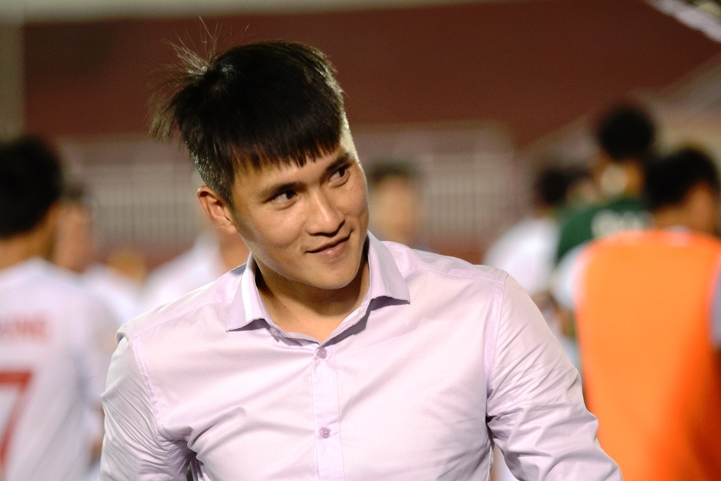 Cong Vinh cuoi rang ro khi TP.HCM thang tran o V.League hinh anh