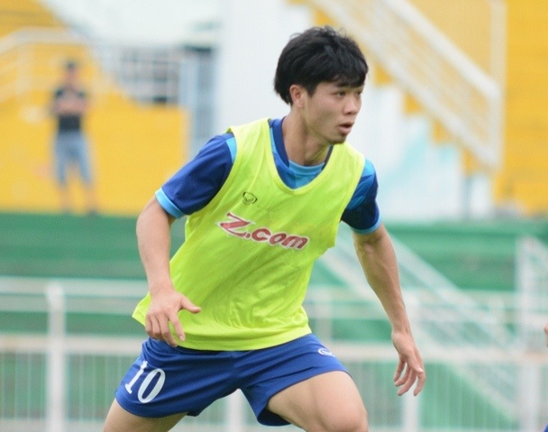 HLV Huu Thang nhac Cong Phuong bot ruom ra hinh anh