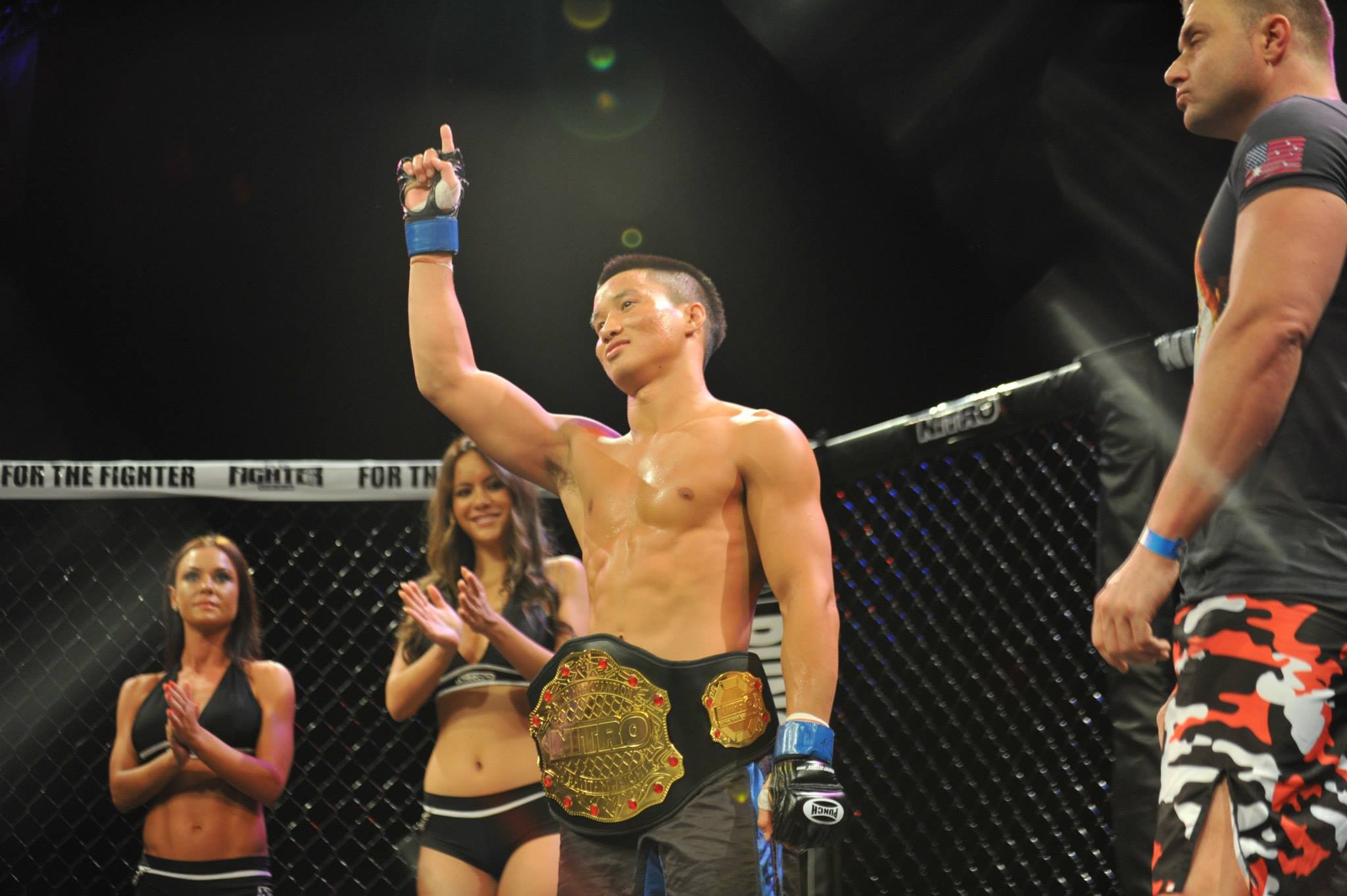 Vo si UFC goc Viet ha knock-out doi thu sau 25 giay hinh anh