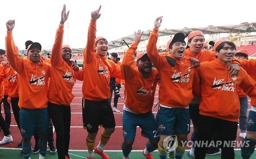 Doi bong cua Xuan Truong con no tien cau thu hinh anh